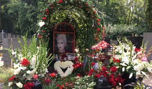 Odwiedziliśmy grób Kory rok po jej śmierci. Legenda artystki kwitnie