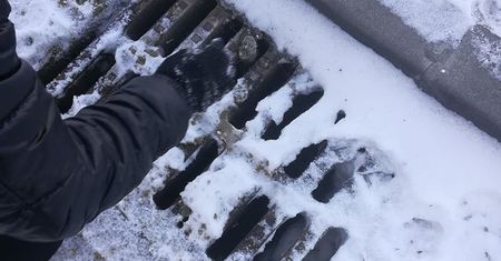 Z kratki ściekowej wystawała oblodzona kocia łapka. Zwierzak miauczał ostatkiem sił
