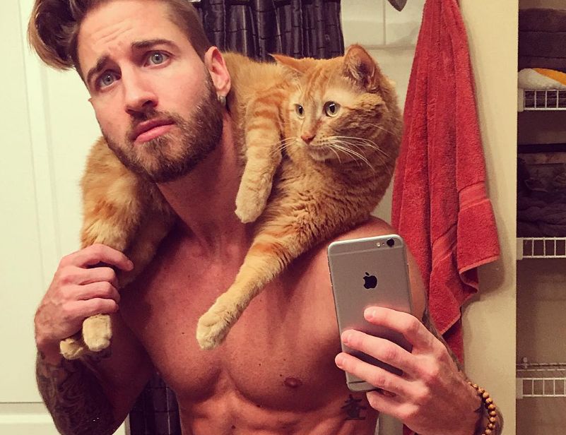 Jedyny przystojniak, który ćwiczy z kotem. Efekty? Zobaczcie sami