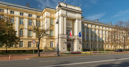 Piesza potrącona przed KPRM. Z urazem głowy trafiła do szpitala