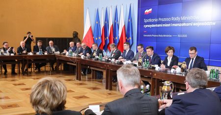 Koronawirus w Polsce. Rzecznik rządu i wiceszef MSWiA o nowych rozwiązaniach ws. granic i karetek wymazowych