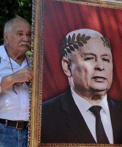 Kaczyński z symbolem władzy. "Komitet Rozbiórki Sądownictwa"