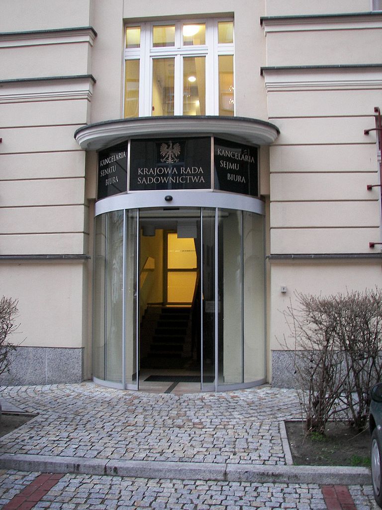 Skandal w KRS? Żona wiceprzewodniczącego wybrana sędzią