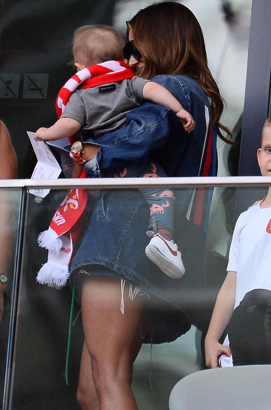 Anna Lewandowska z Klarą na meczu Polska-Litwa