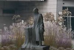 Kontrowersyjny pomnik przed budynkiem Lasów Państwowych