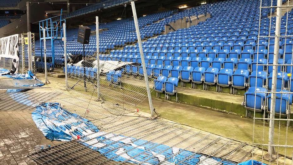 Zdemolowane ogrodzenie, wyrwane krzesełka i spalona murawa. To bilans meczu Lecha z Legią