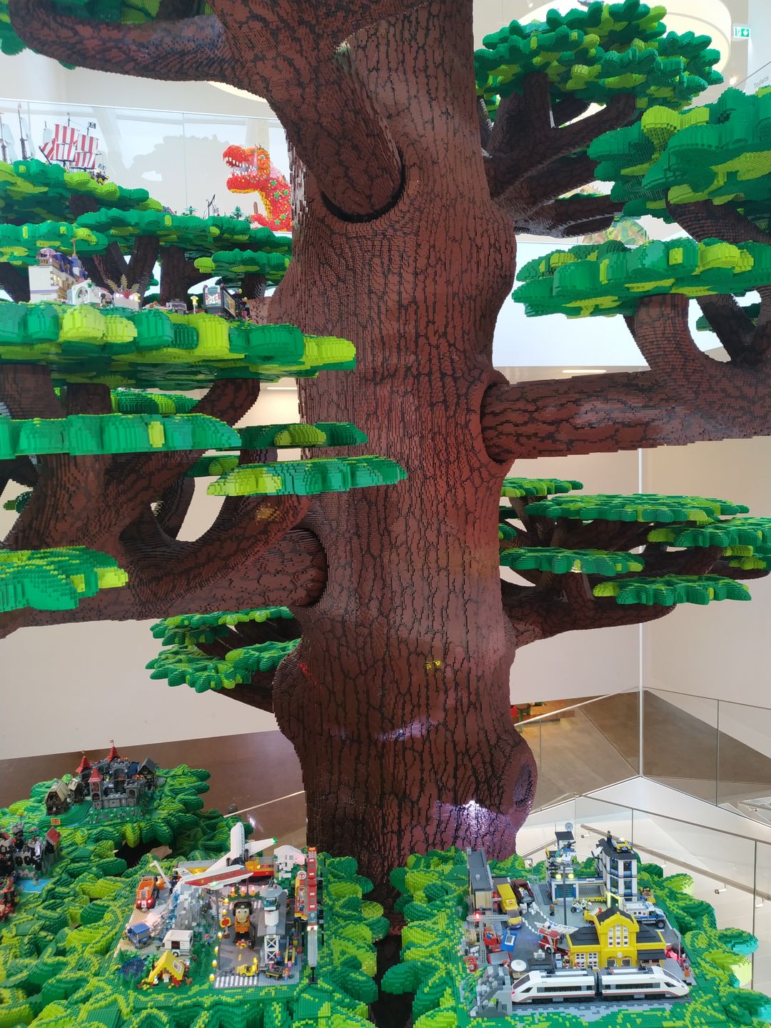 Drzewo kreatywności w Lego House w Billund zbudowane z 6 mln klocków. 