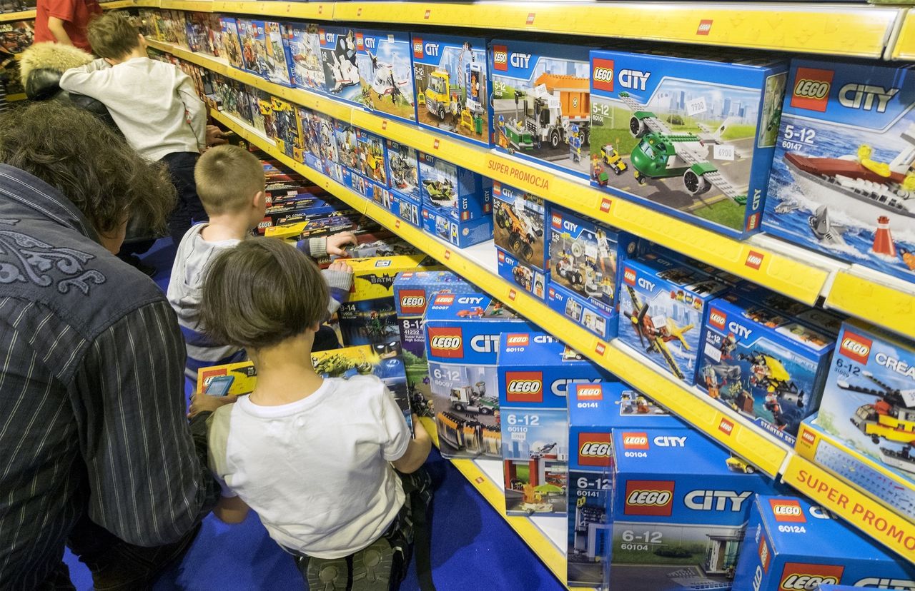 Klocki Lego sprzedają się lepiej, ale firma zarabia mniej. Dużo inwestuje