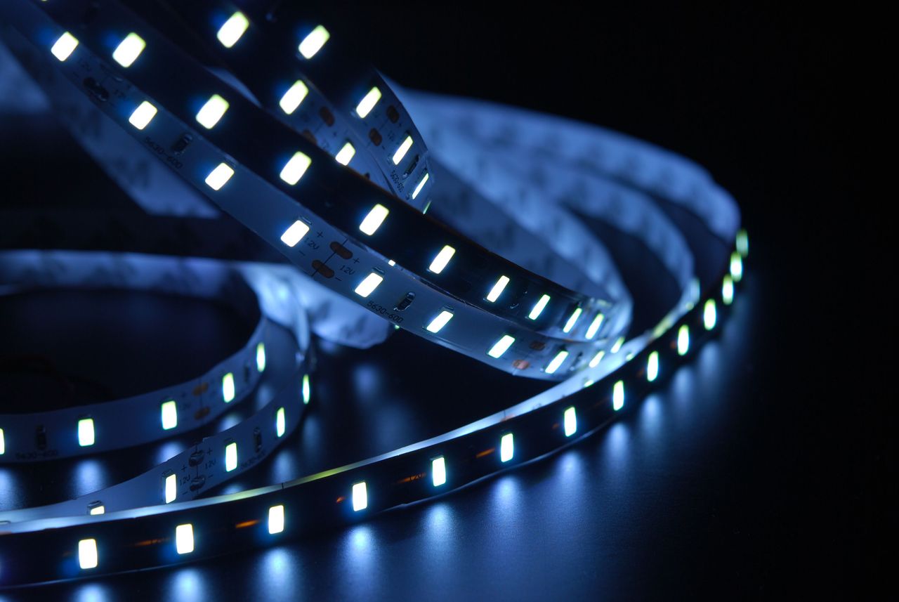 Oświetlenie LED w fugach łazienkowych – pomysły, kolory, montaż