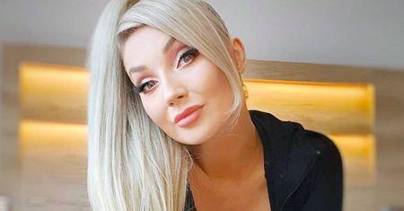 Cleo to urodzona kobieta wamp! Zatopiona w białej pościeli uwodzi i kokietuje apetycznym biustem
