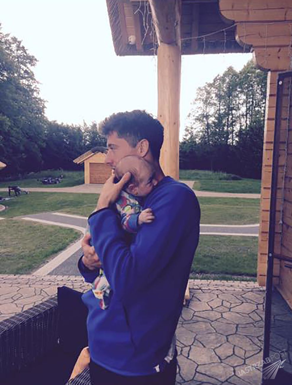 Robert Lewandowski z dzieckiem, fot. Facebook