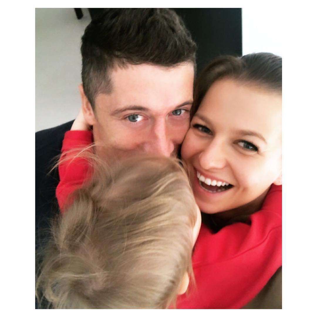 Anna i Robert Lewandowscy z córką Klarą