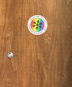 "Transfobiczny śmieć". Obraźliwe naklejki na drzwiach biura rzecznika z PiS