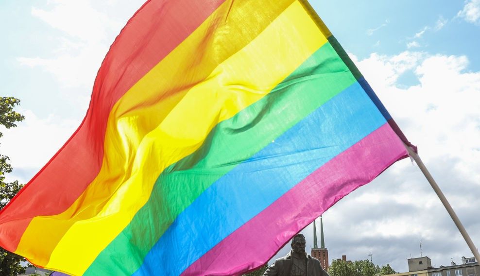 "Strefa wolna od LGBT". "Gazeta Polska" rozdaje naklejki budzące kontrowersje