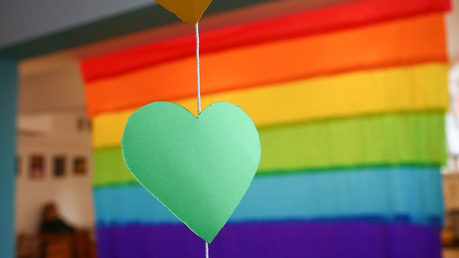 Atak za tęczową torbę. Nastolatka miała usłyszeć wyzwiska pod swoim adresem