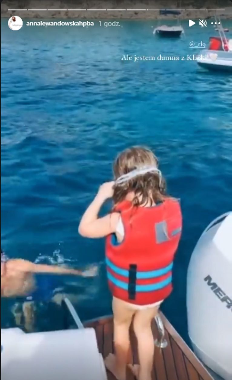 Anna Lewandowska pokazała jak pływa Klara