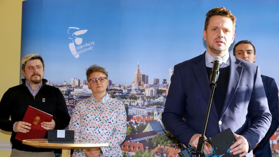 Podpisanie deklaracji na rzecz spolecznosci LGBT+ w Warszawie z udziałem prezydenta Warszawy Rafała Trzaskowskiego ( przy mikrofonie).