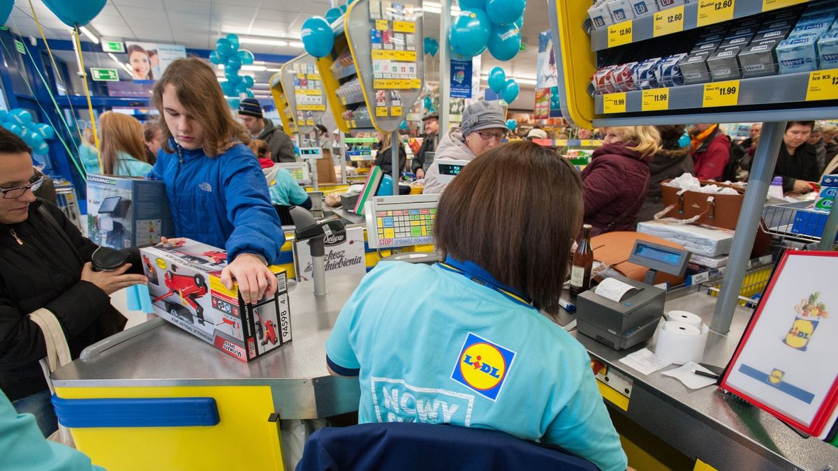 Coraz wyższe wynagrodzenie to za mało. Sieci handlowe prześcigają się na wymyślne benefity