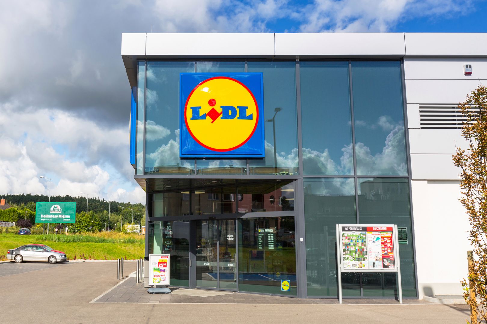 Lidl wymazał krzyż z reklamy we Włoszech. Urzędnik zagroził sądem