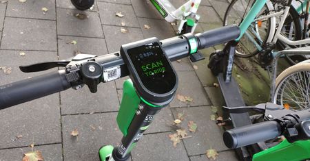 Katowice: wypadek na elektrycznej hulajnodze. 77-latek wjechał pod tramwaj