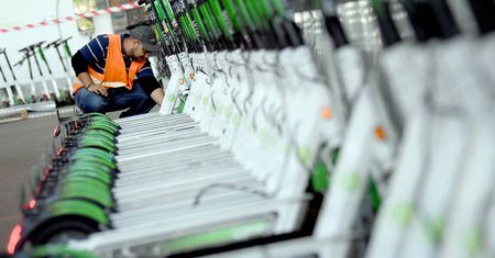 Ładowanie hulajnóg coraz mniej opłacalne. "Nagle ścięli nam stawki i nawet nam o tym nie powiedzieli"
