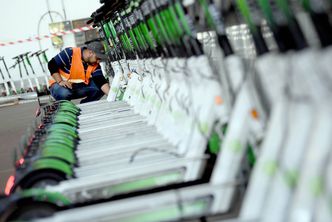 Ładowanie hulajnóg coraz mniej opłacalne. "Nagle ścięli nam stawki i nawet nam o tym nie powiedzieli"