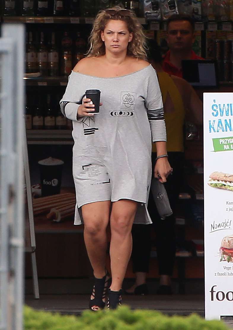 Joanna Liszowska z kawą na stacji