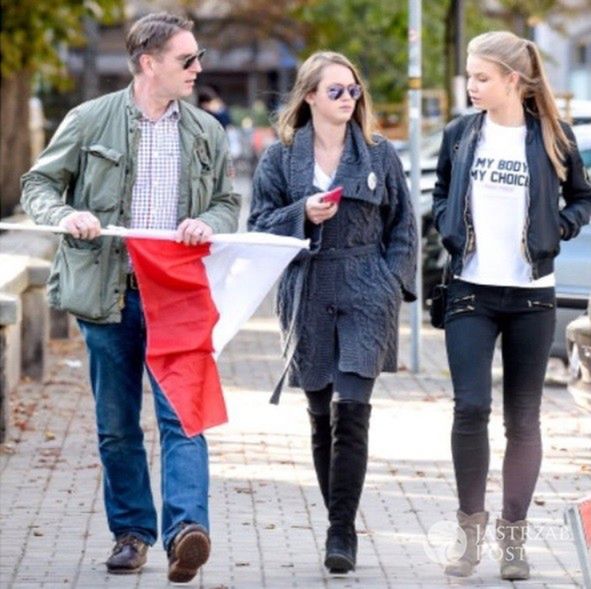 Tomasz Lis z córkami - Polą i Igą wspierają Czarny protest