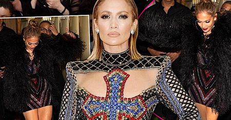 Jennifer Lopez przyłapana przez paparazzi w szampańskim nastroju na after party! Seksbomba nie mogła ustać na swoich pięknych nogach!