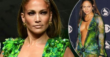 Jennifer Lopez po 19 latach włożyła słynną sukienkę Versace! Teraz wygląda w niej jeszcze lepiej!