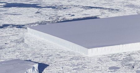 NASA dzieli się zdjęciem idealnie prostokątnej góry lodowej na Antarktydzie