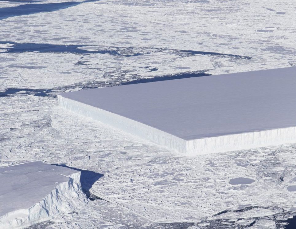 NASA dzieli się zdjęciem idealnie prostokątnej góry lodowej na Antarktydzie