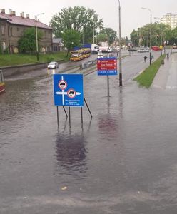 Zalane ulice z tramwajami. Nad Polską przechodzą burze