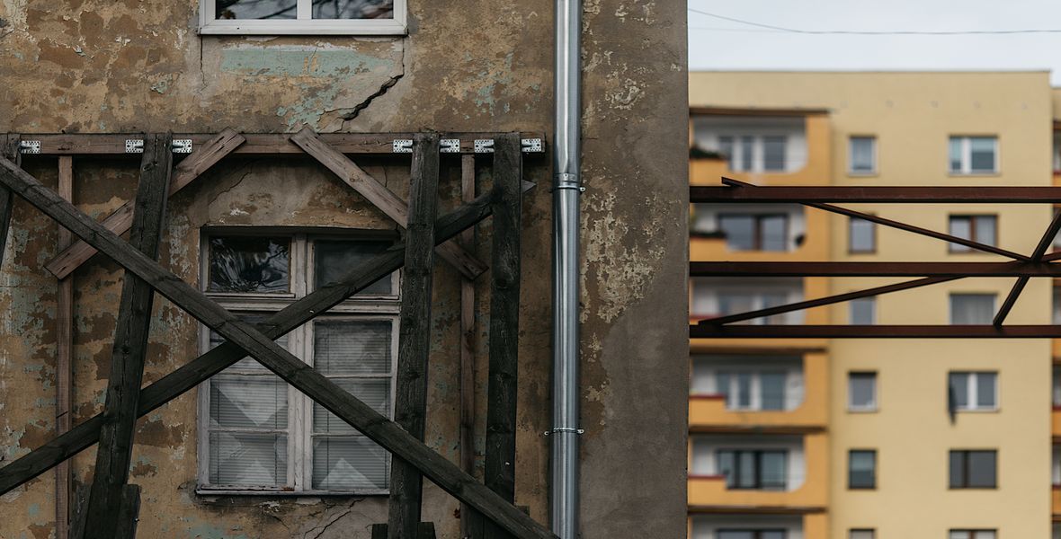 Mieszkanie pani Małgorzaty znajduje się powyżej stempla podtrzymującego ścianę budynku. Nic dziwnego, że ściany w jej niewielkich pokojach popękały 