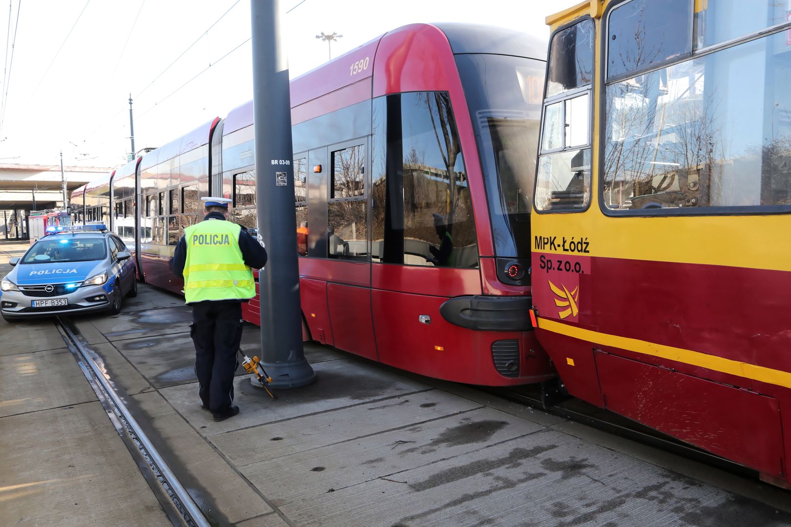 Ranni po zderzeniu tramwajów w Łodzi. Wcześniej tramwaj zderzył się z taksówką