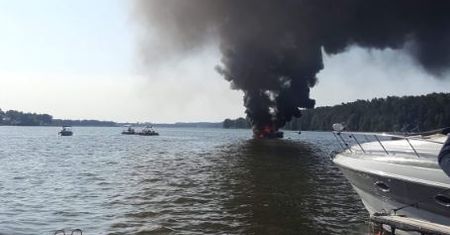 Mikołajki: pożar łodzi na jeziorze