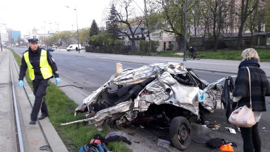 Tragiczny wypadek w Łodzi. Samochód rozerwany na pół, kierowca nie żyje