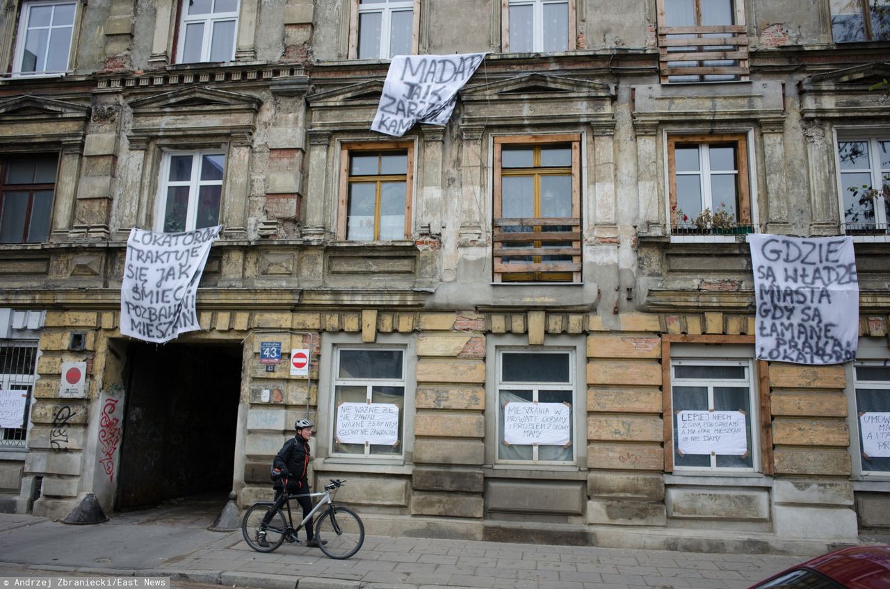 Łódzki wojewoda nakazał ewakuację z sypiących się kamienic. Pierwsi już opuścili swoje mieszkania