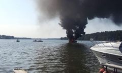 Mikołajki: pożar łodzi na jeziorze