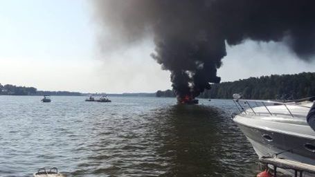 Pożar łodzi na jeziorze w Mikołajkach