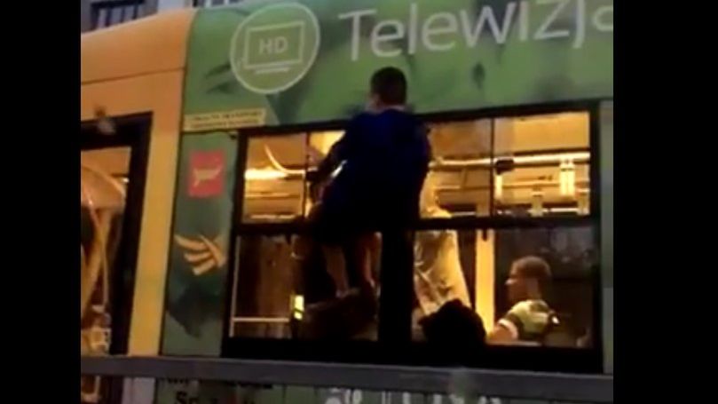 Jeden z pasażerów na gapę postanowił natychmiast opuścić tramwaj. Najbliżej było okno.