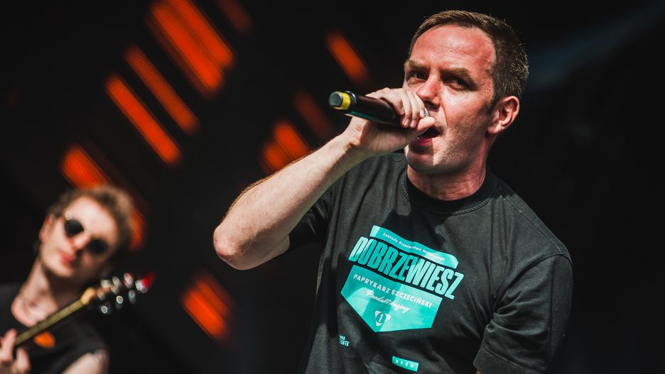 Łona jest z wykształcenia prawnikiem