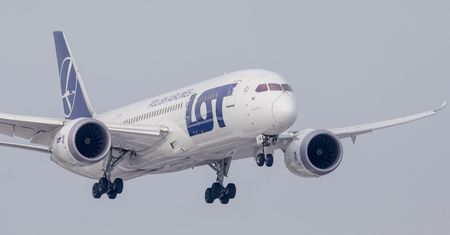 Katowice. Gigantyczne opóźnienie w Pyrzowicach. Pasażerowie LOT-u koczują na lotnisku