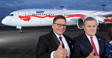 Wpadka LOT. W hangarze uroczysta gala z politykami, a pasażerom odwołano dwa loty