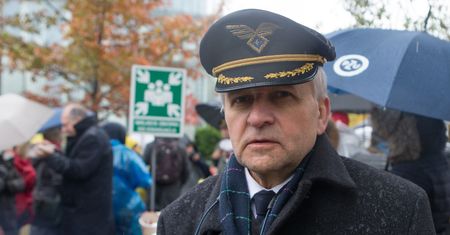 Setki tysięcy za odwołane loty. Prezes PLL LOT każe płacić strajkującym