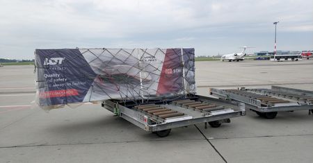 Polska kapsuła hyperloop poleciała do Los Angeles na testy. LOT chwali się nietypową przesyłką