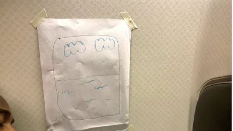 Stewardesa zadrwiła z pasażera i narysowała mu na kartce okno