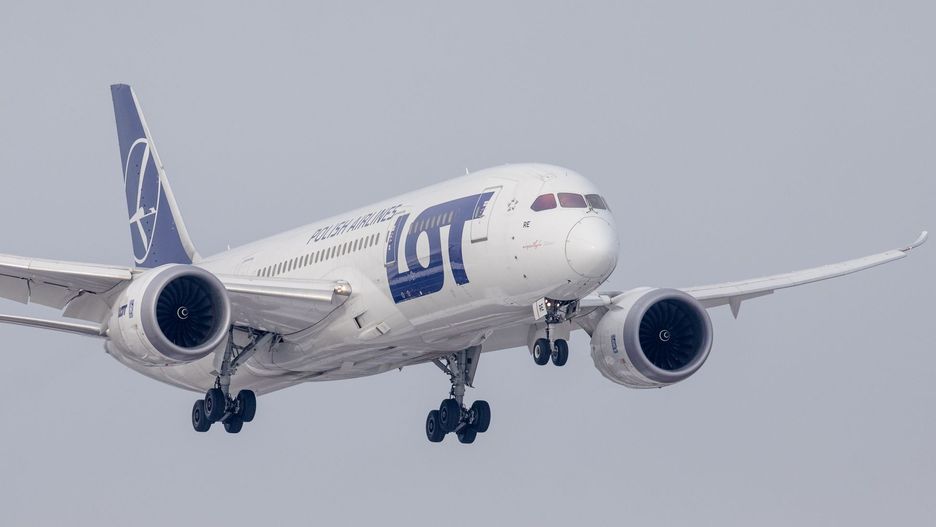 Boeing 767 SP-LPC na lotnisku w Warszawie.