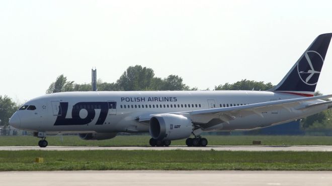 Firma proponowała powroty kilkudziesięciu zwolnionym pilotom i stewardessom.