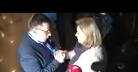 Emocjom w LOT nie ma końca. Prezes klęka przed pracownicą